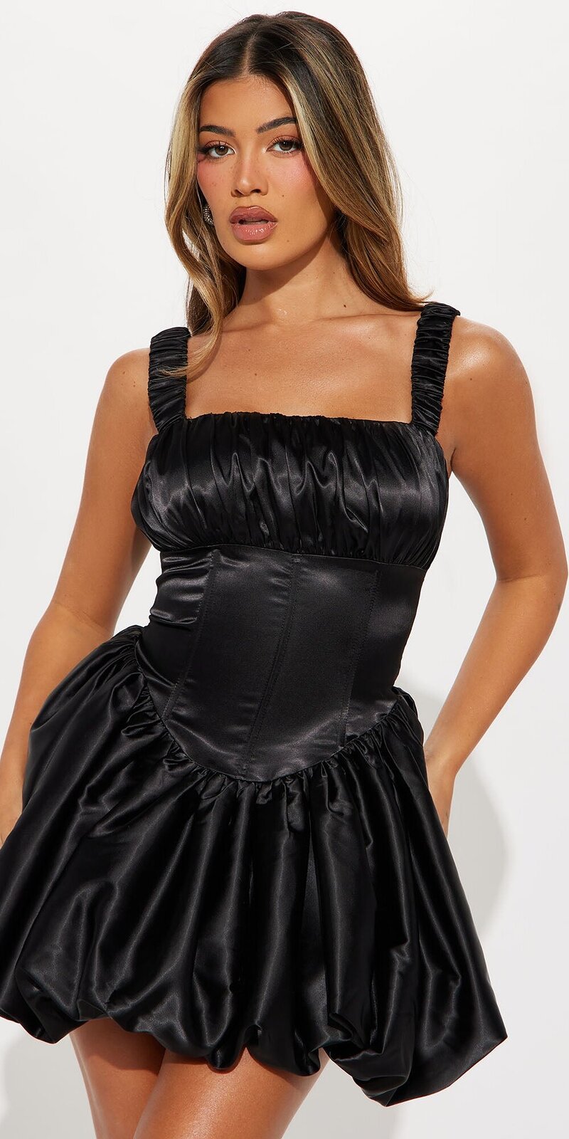 Mini šaty s balónovou sukňou a korzetovým pásom v čiernej farbe