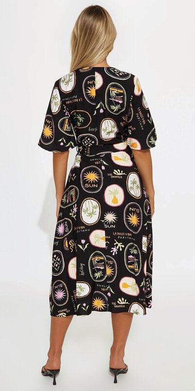 Čierne zavinovacie midi šaty s viazaním v páse