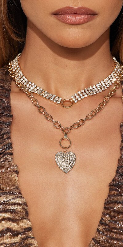 Zlatý elegantný náhrdelník s vrstvenými retiazkami a srdcom