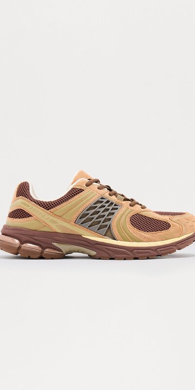 Nízke športové tenisky s masívnou podrážkou v hnedej farbe