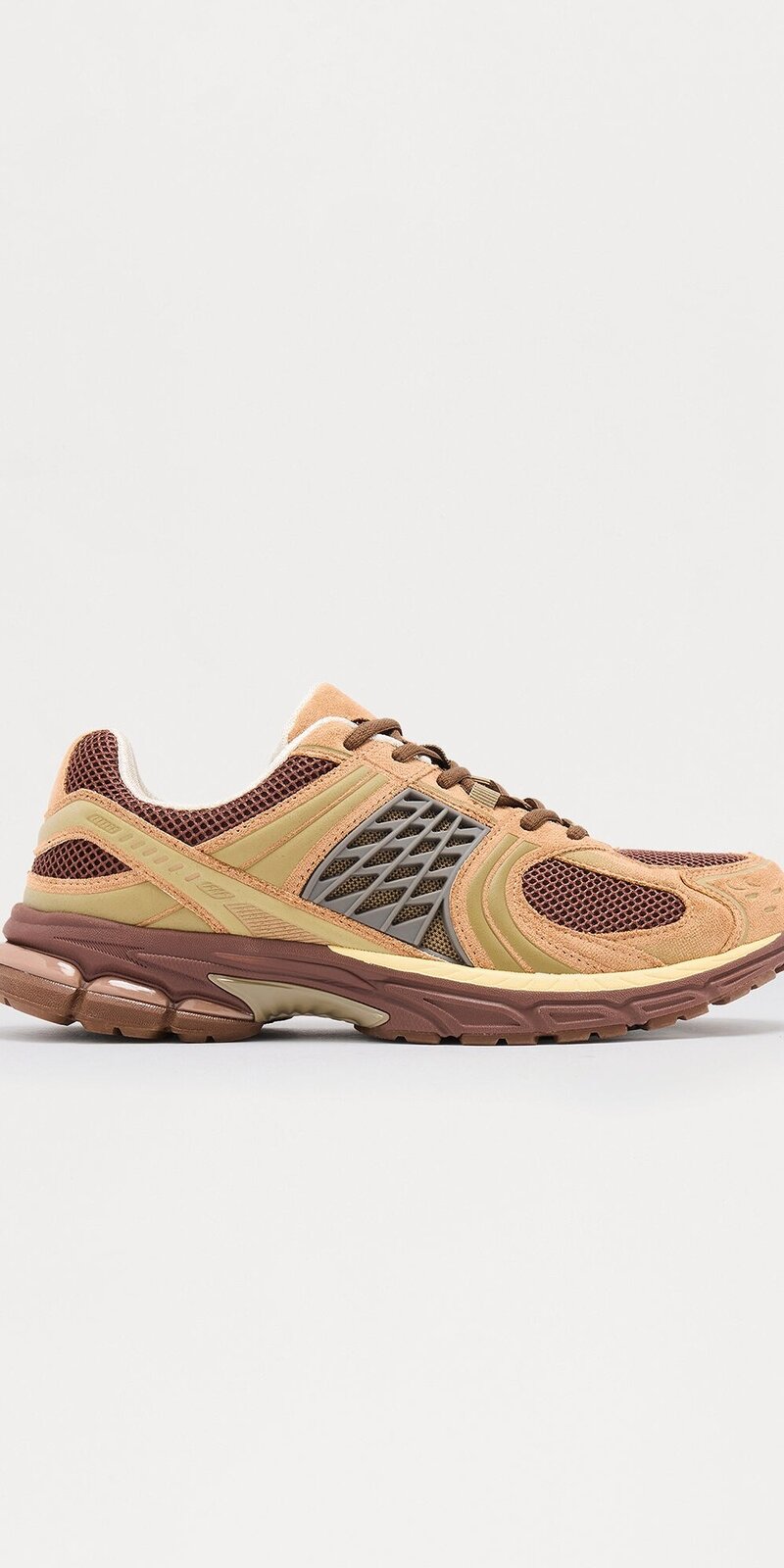 Nízke športové tenisky s masívnou podrážkou v hnedej farbe