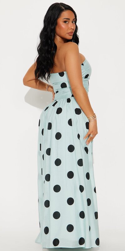 Bodkované maxi šaty bez ramienok v mentolovej farbe so zúženým pásom