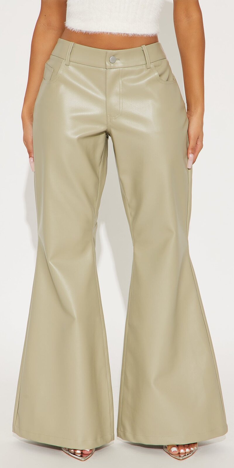 Rozšírené nohavice so zníženým pásom v zelenej farbe s koženým efektom