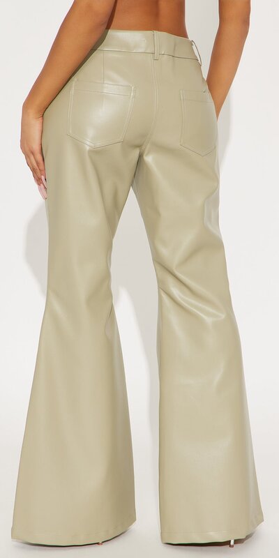 Rozšírené nohavice so zníženým pásom v zelenej farbe s koženým efektom