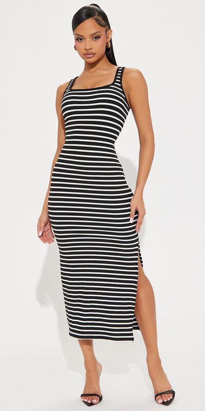 Pruhované midi šaty bez rukávov v čierno-bielej kombinácii