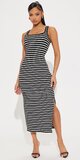 Pruhované midi šaty bez rukávov v čierno-bielej kombinácii