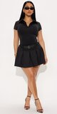 Mini šaty s golierom a opaskom v čiernej farbe s plisovanou sukňou