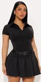 Mini šaty s golierom a opaskom v čiernej farbe s plisovanou sukňou