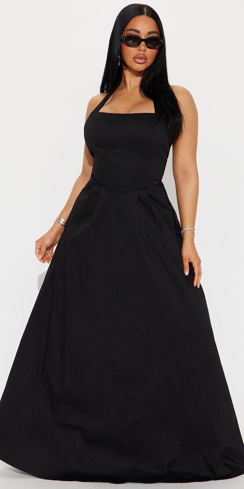 Maxi šaty s plisovanou sukňou a viazaním na chrbte v čiernej farbe