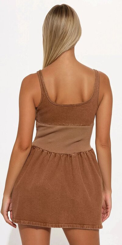 Rifľové micro mini šaty s korzetovým pásom v hnedej farbe