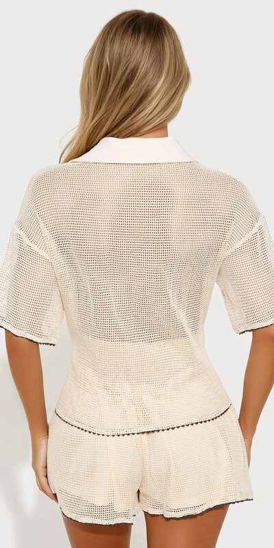 Letný set s háčkovaným vzorom a kraťasmi v béžovej farbe