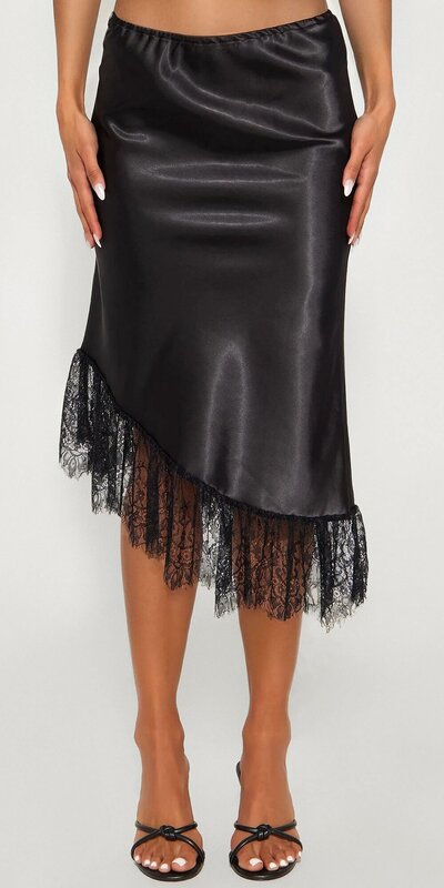 Asymetrická saténová midi sukňa s čipkovým lemom v čiernej farbe