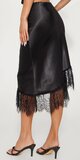 Asymetrická saténová midi sukňa s čipkovým lemom v čiernej farbe