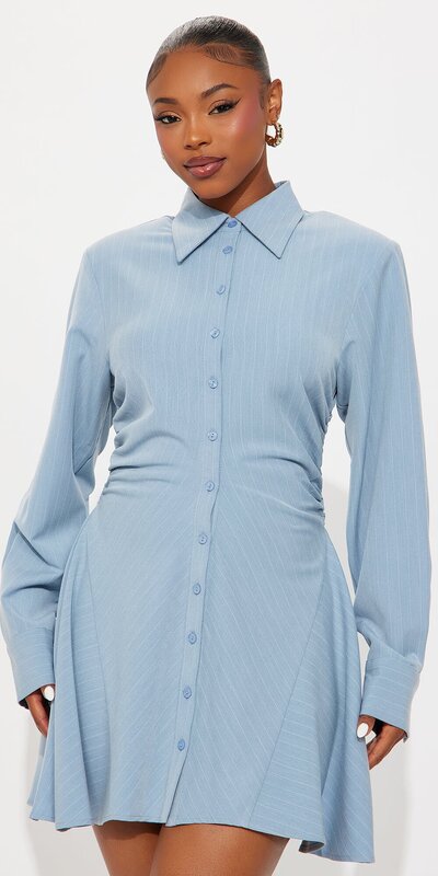 Pruhované mini šaty s riasením a gombíkmi v modrej farbe