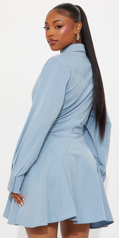 Pruhované mini šaty s riasením a gombíkmi v modrej farbe
