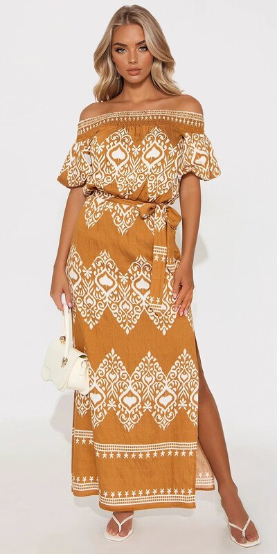 Maxi šaty s odhalenými ramenami a viazaním v hnedej farbe