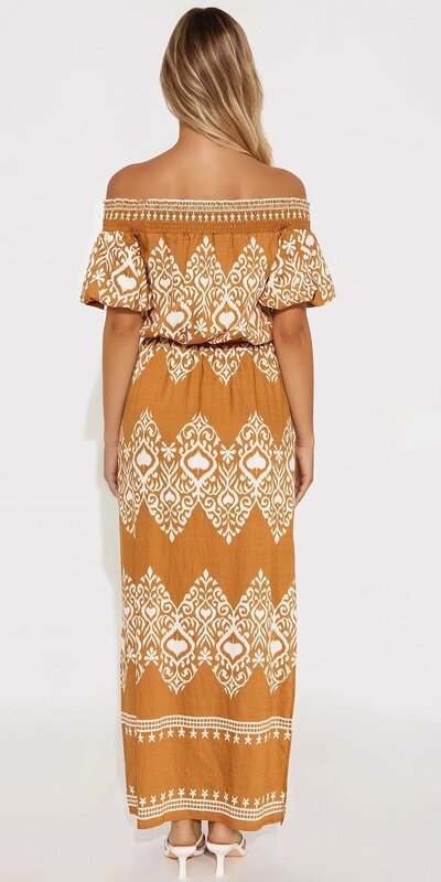 Maxi šaty s odhalenými ramenami a viazaním v hnedej farbe