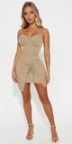 Mini šaty s viazaním v páse a výstrihom do Y v béžovej farbe