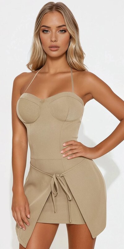 Mini šaty s viazaním v páse a výstrihom do Y v béžovej farbe