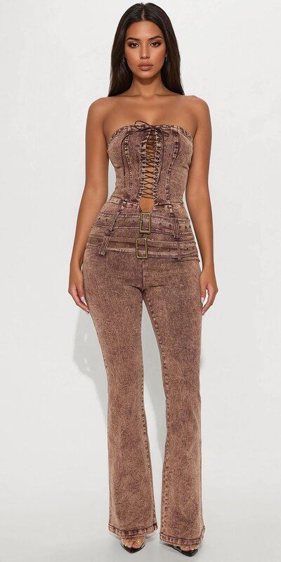 Rifľový overal s rozšírenými nohavicami a nastaviteľným pásom v hnedej farbe