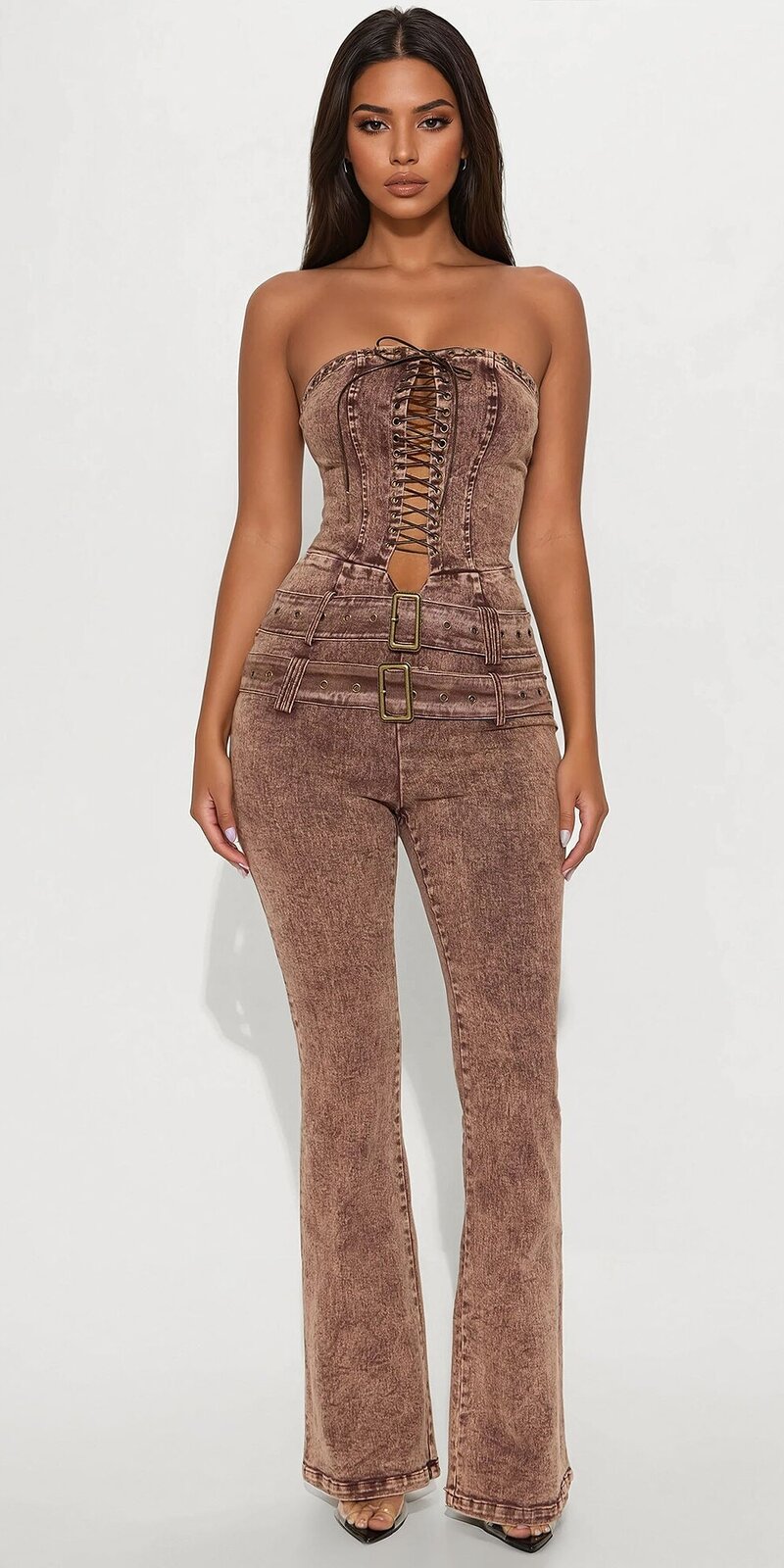 Rifľový overal s rozšírenými nohavicami a nastaviteľným pásom v hnedej farbe