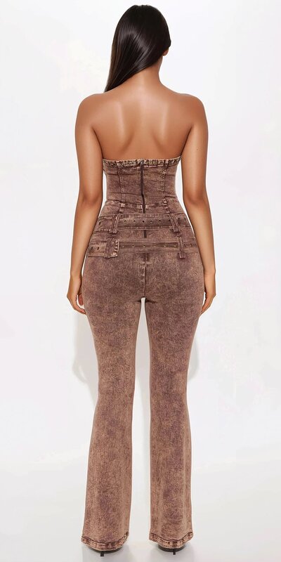 Rifľový overal s rozšírenými nohavicami a nastaviteľným pásom v hnedej farbe