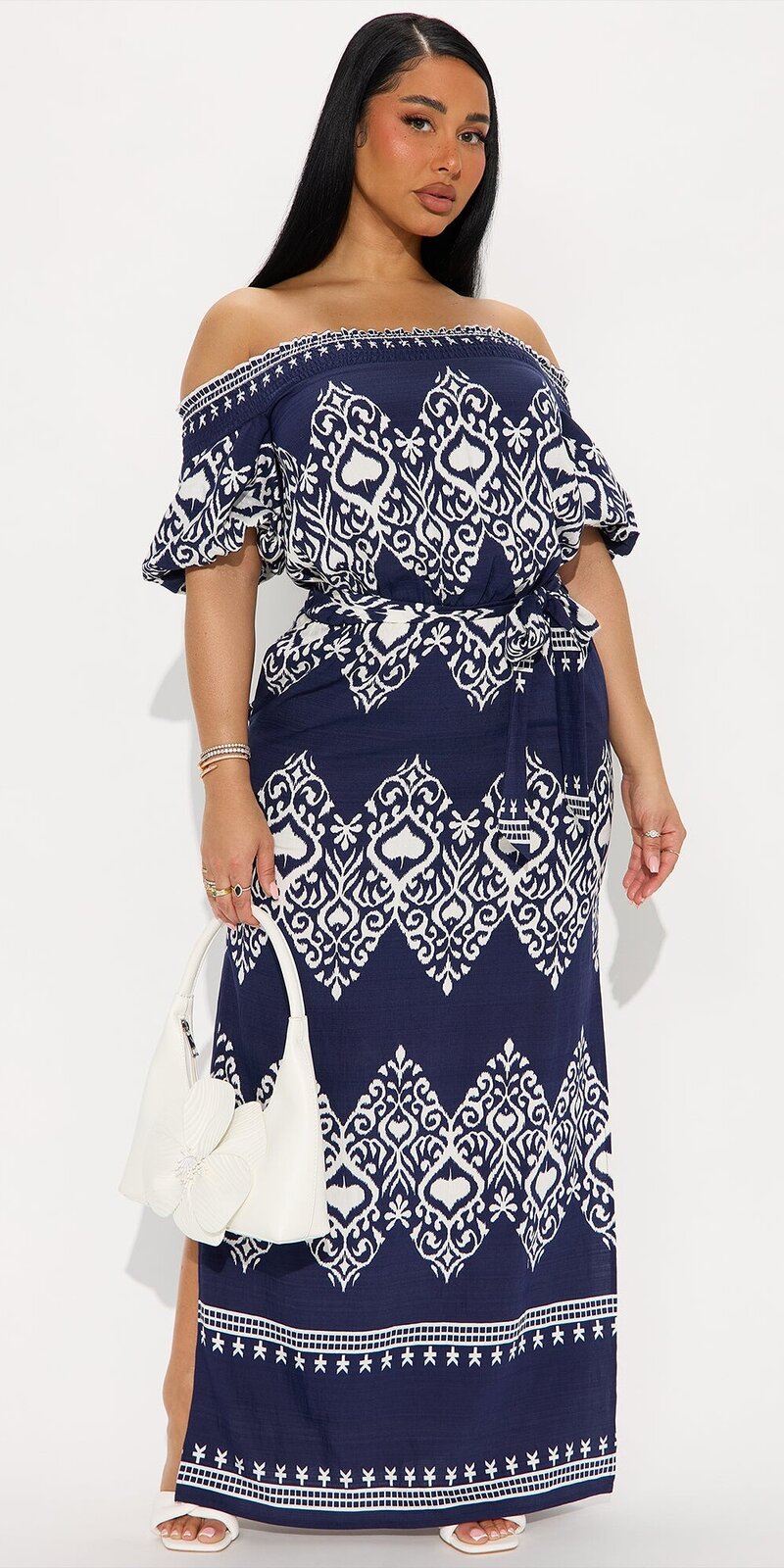 Maxi šaty s odhalenými ramenami a viazaním v páse v modrej farbe