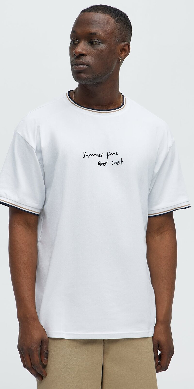 Tričko s krátkym rukávom a čistým strihom v bielej farbe