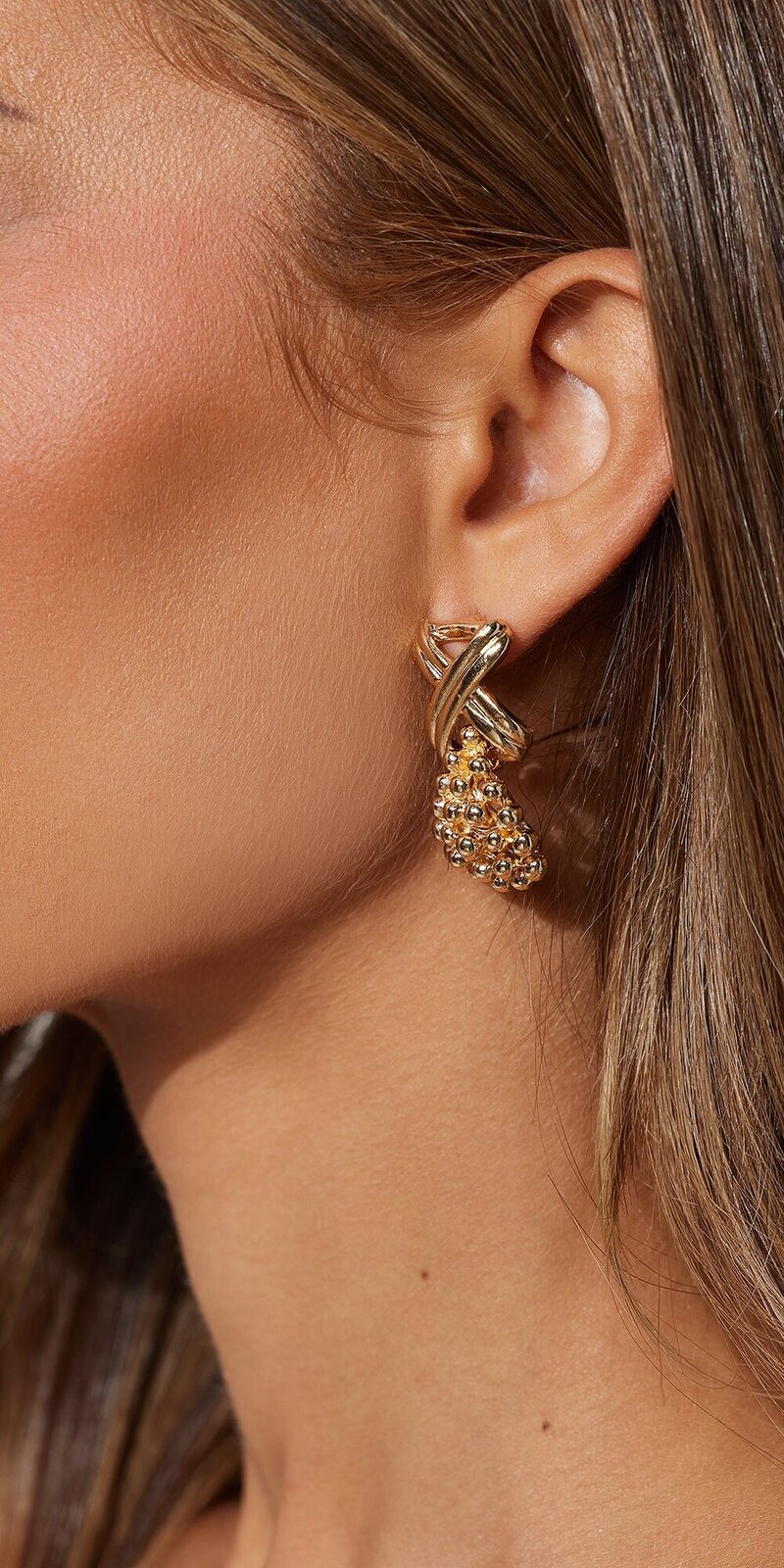 Visiace náušnice s bublinovým dizajnom a kovovým detailom v zlatej farbe