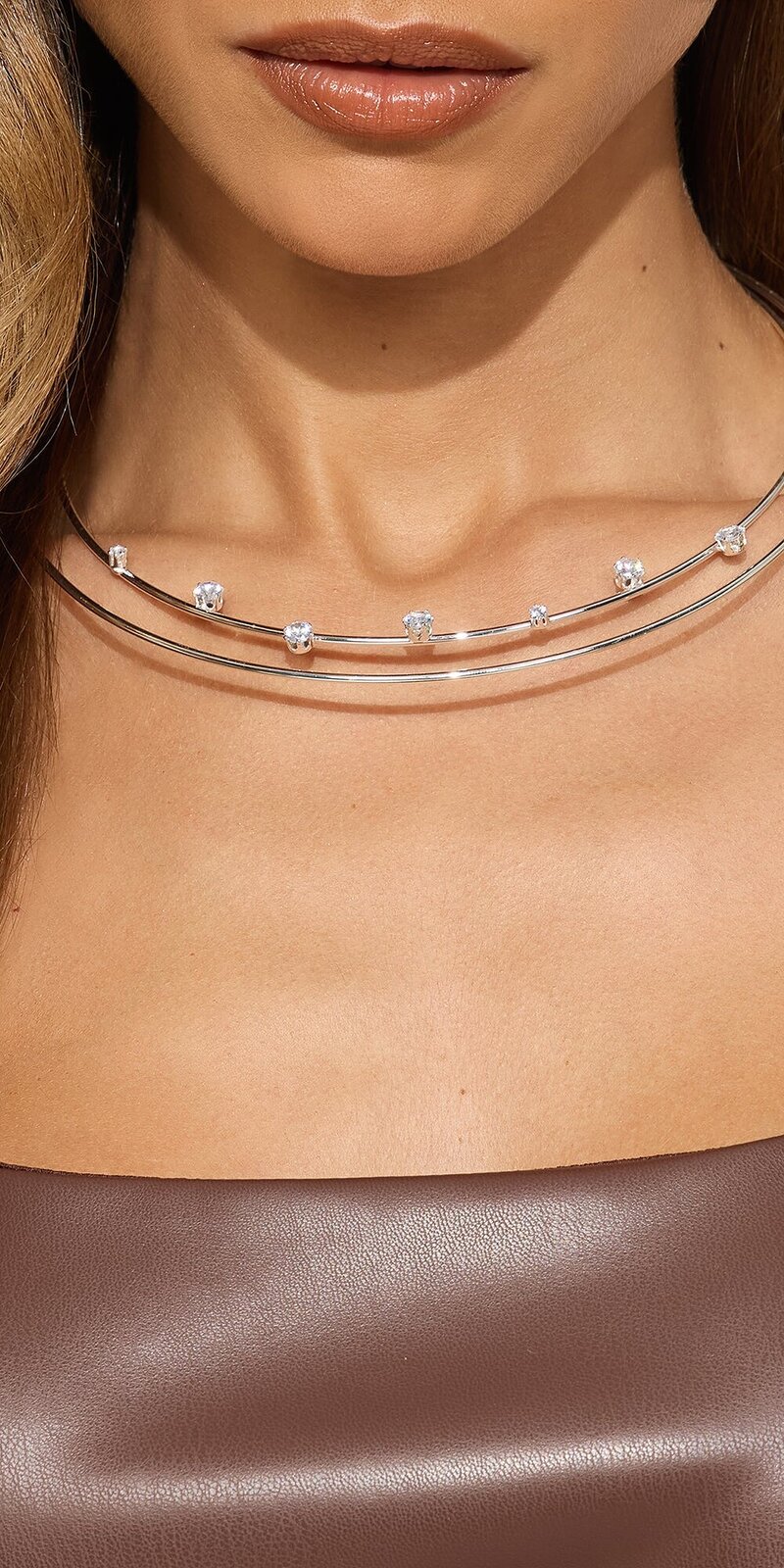 Choker náhrdelník s trblietavými kamienkami v striebornej farbe