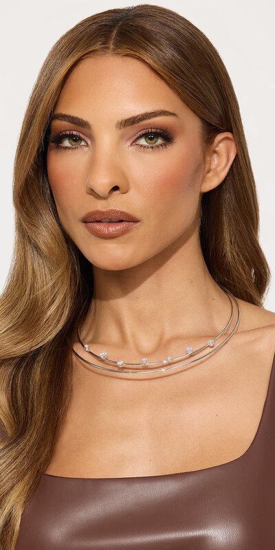 Choker náhrdelník s trblietavými kamienkami v striebornej farbe