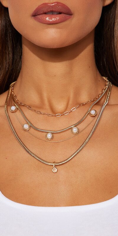 Vrstvený náhrdelník s jemným leskom v zlatej farbe