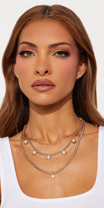 Vrstvený náhrdelník s jemným leskom v zlatej farbe