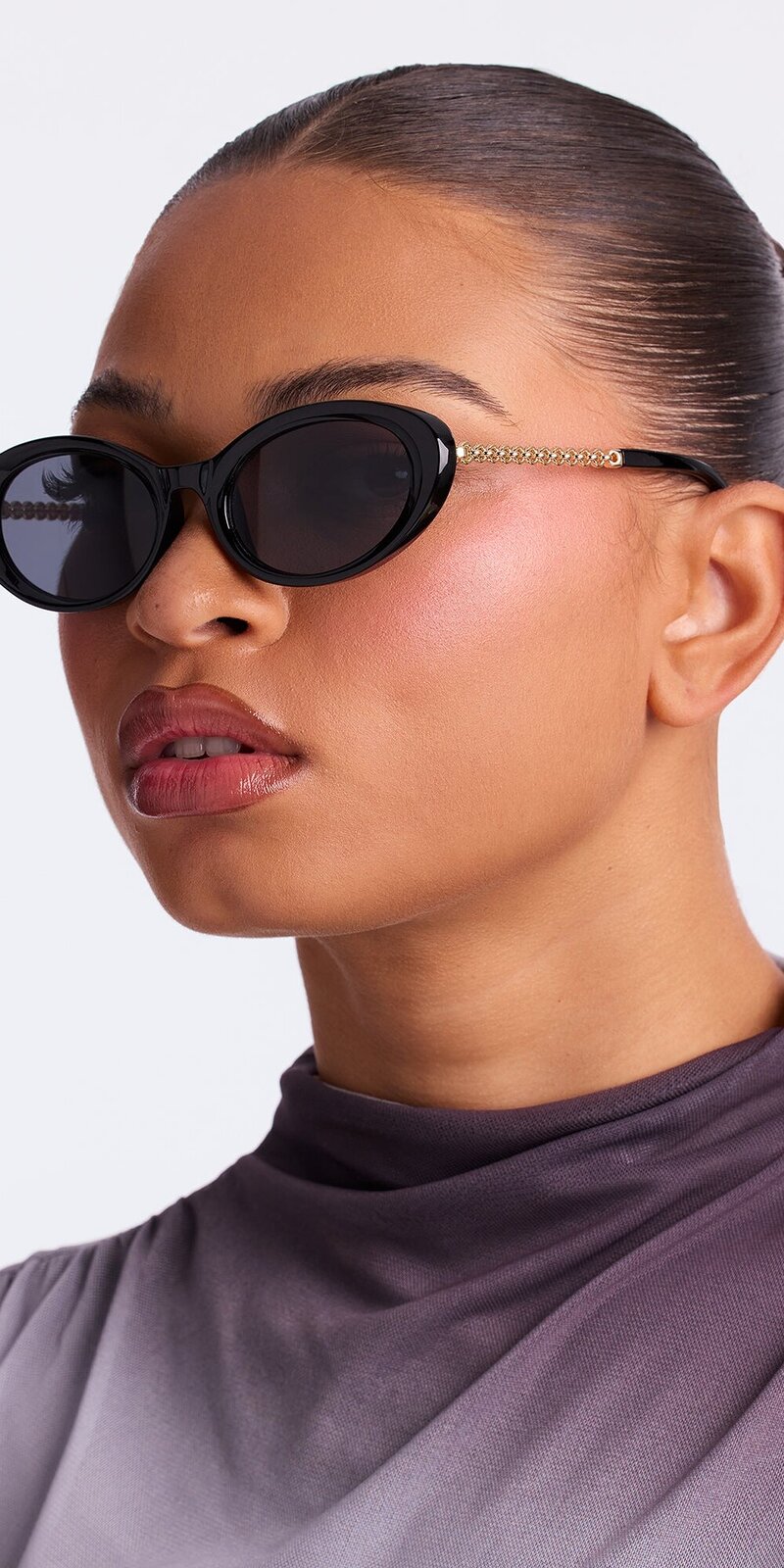 Okrúhle slnečné okuliare s kontrastnými ramienkami v čiernej farbe