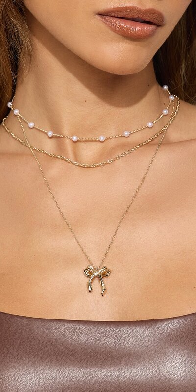 Vrstvený náhrdelník s perlami a mašľovým príveskom v zlatej farbe