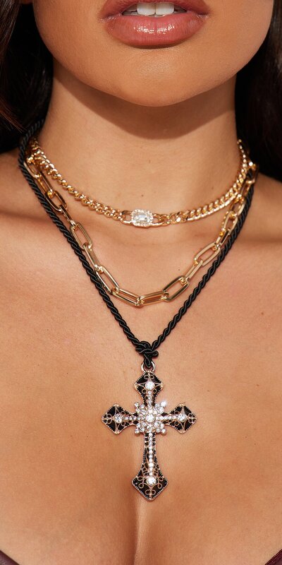 Vrstvený choker náhrdelník s krížikom a kamienkami v zlatej farbe