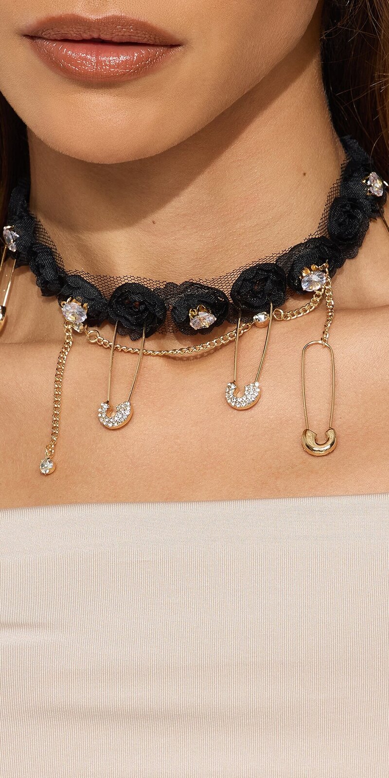 Choker náhrdelník s ozdobnými špendlíkmi a kamienkami v čiernej farbe