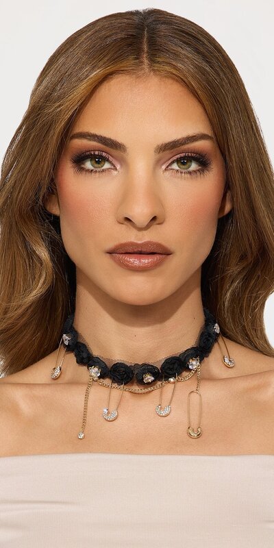 Choker náhrdelník s ozdobnými špendlíkmi a kamienkami v čiernej farbe