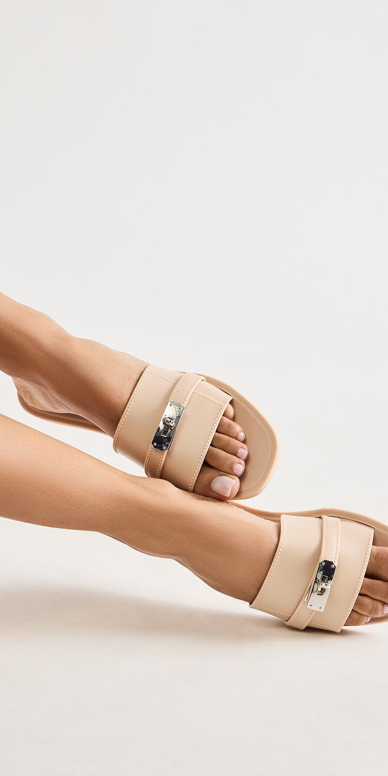 Ploché sandále so štvorcovou špičkou a kovovým detailom v béžovej farbe