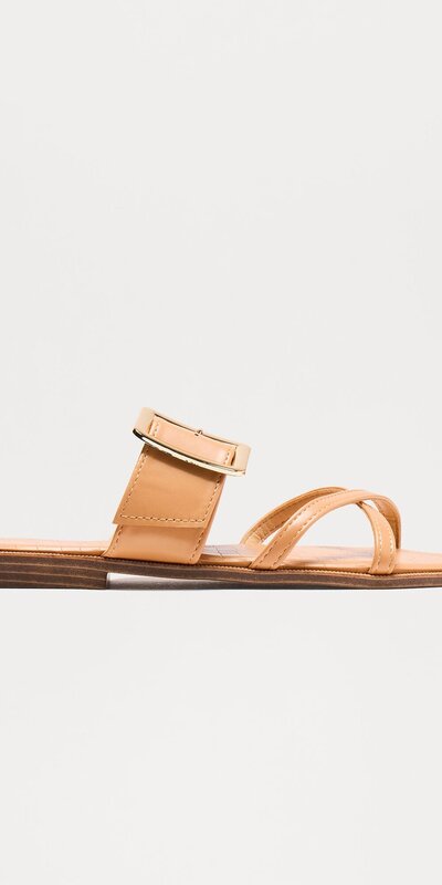 Ploché sandále na nasúvanie so štvorcovou špičkou v béžovej farbe