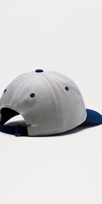 Baseballová šiltovka s perlovým detailom v šedej farbe