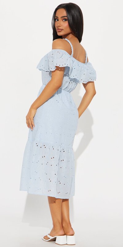 Dierkované midi šaty s hranatým výstrihom v modrej farbe