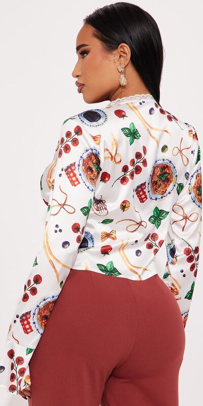 Saténový top s viazaním a potlačou v bielej farbe