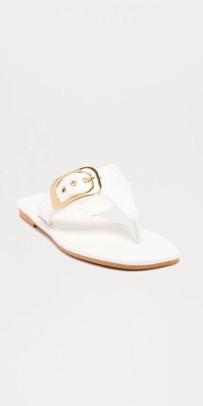 Žabky s prackou a okrúhlou špičkou v bielej farbe