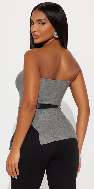 Rebrovaný sveter bez rukávov s opaskom v šedej farbe