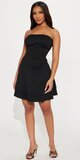 Mini šaty bez ramienok s riasenou sukňou v čiernej farbe