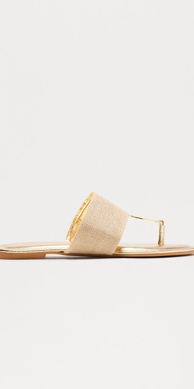 Žabky s kovovým detailom a okrúhlou špičkou v zlatej farbe