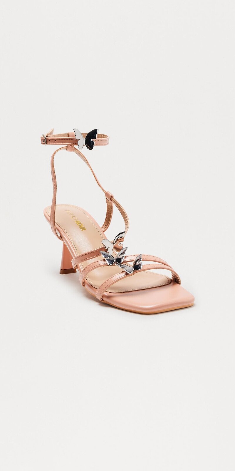 Sandále na podpätku s motýľou aplikáciou a remienkom v béžovej farbe