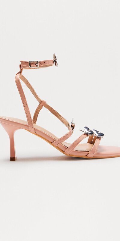 Sandále na podpätku s motýľou aplikáciou a remienkom v béžovej farbe