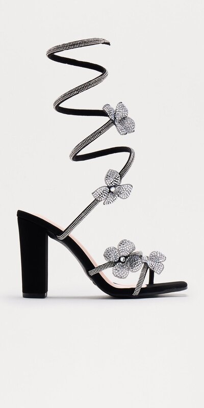 Sandále na viazanie s kvetinovou aplikáciou v čiernej farbe